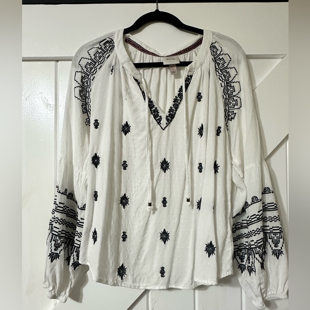Large white and black Knox Rose long sleeve